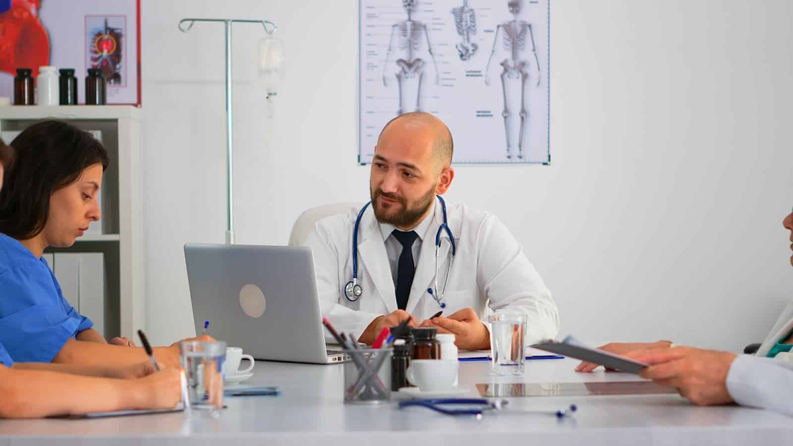 Doctor holding a meeting with colleagues
